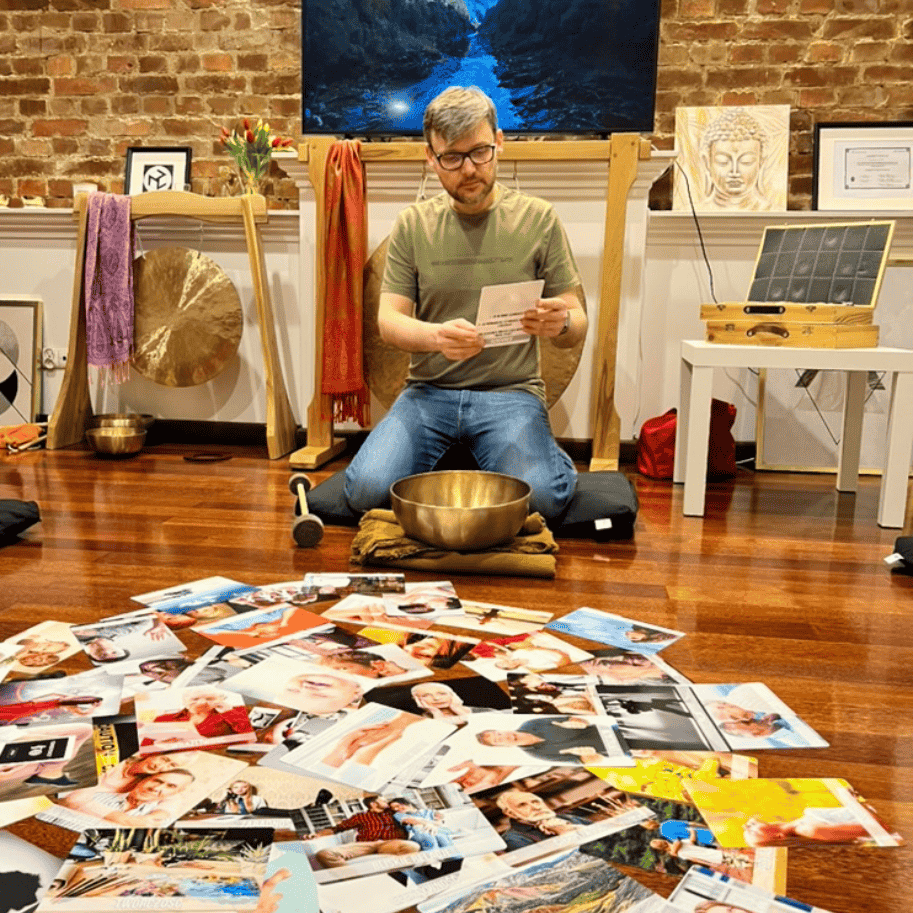 Piotr Dacjusz Górski podczas sesji medytacyjnej z gongiem w studio.